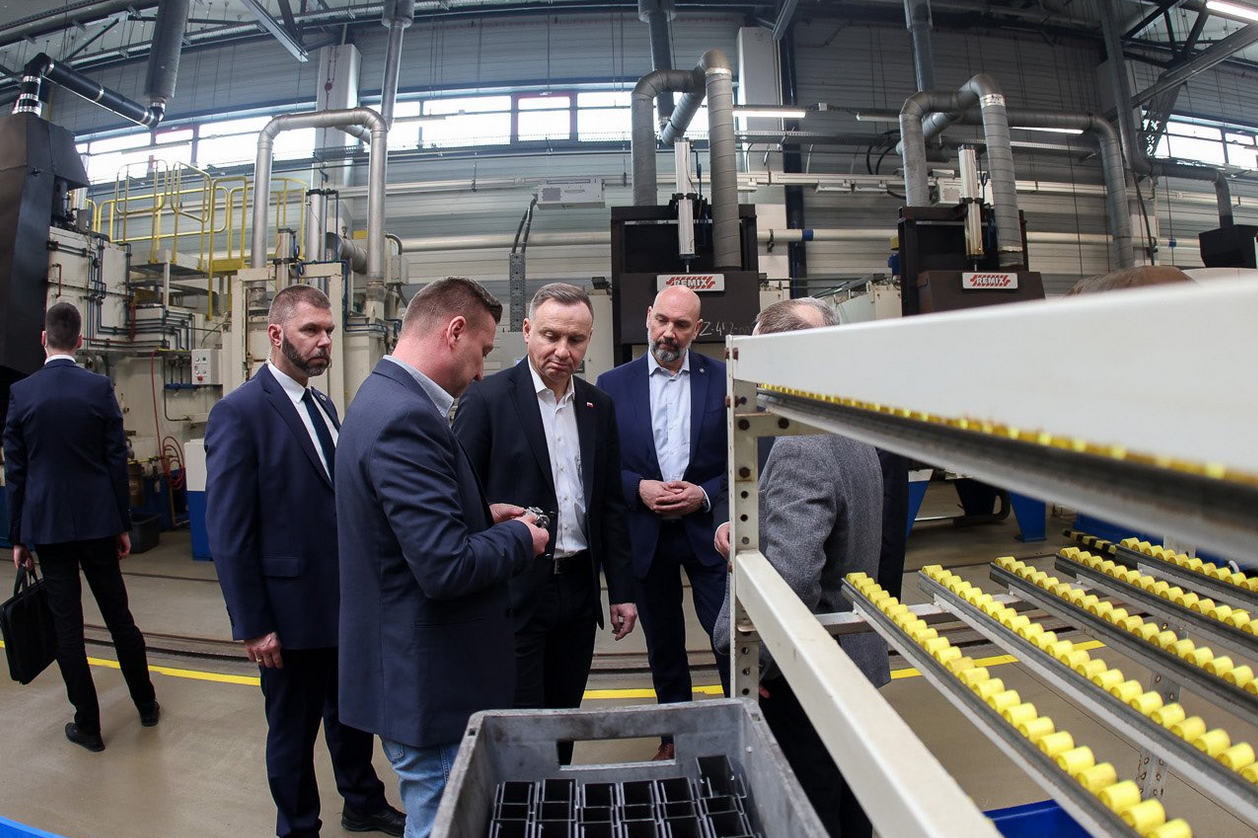 Prezydent: docelowo milion karabinów w Polsce