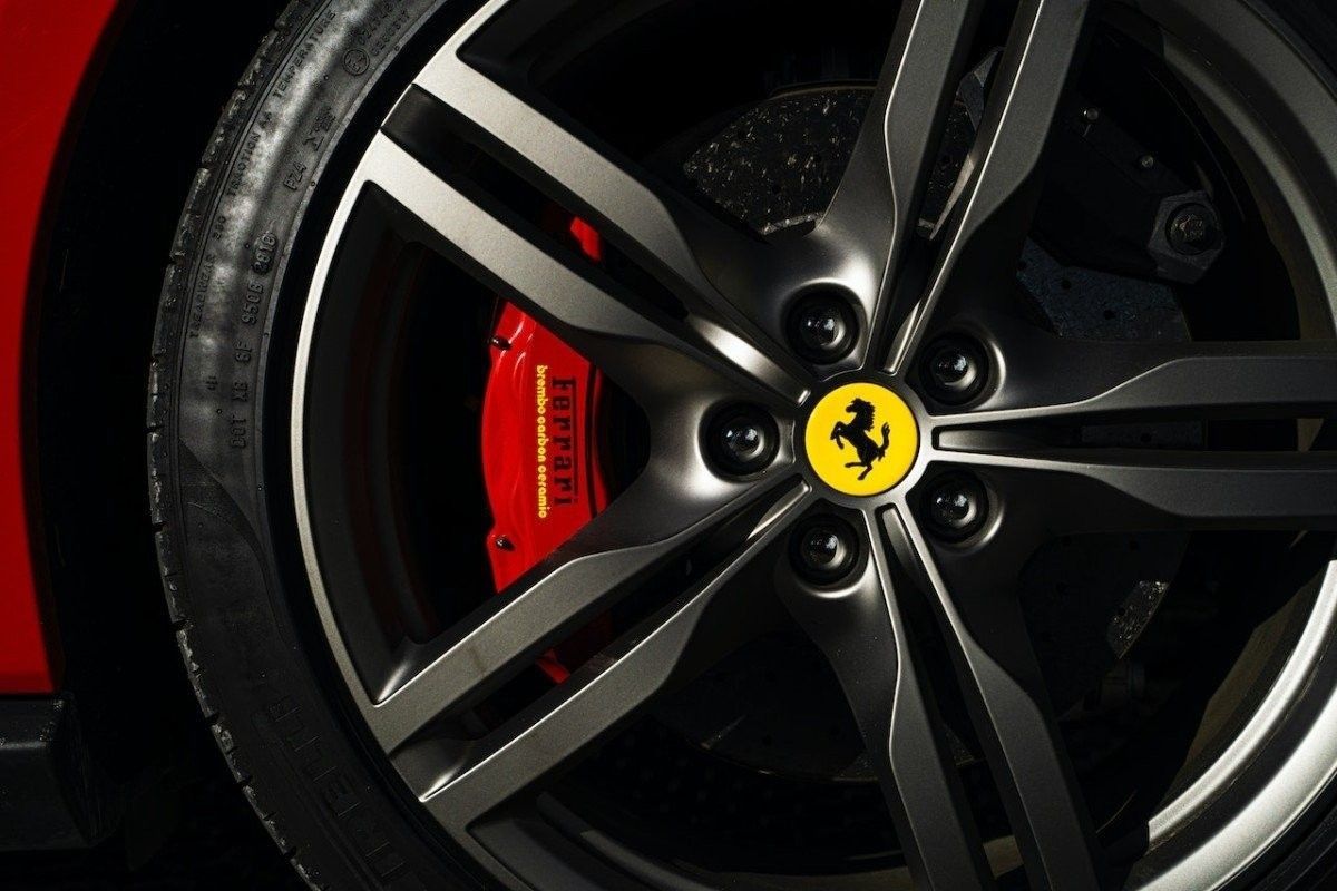 „Ferrari z AliExpress”. Włoska marka pokazała swojego pierwszego elektryka