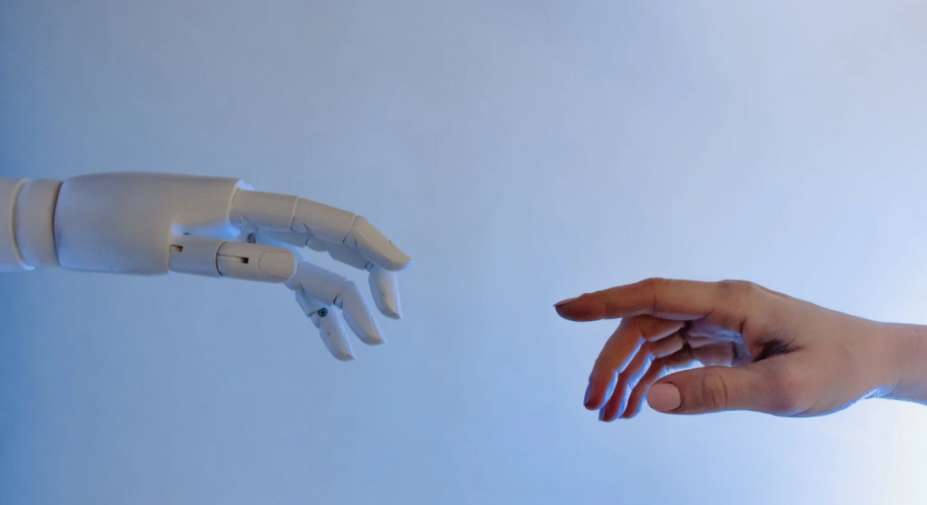 #CyberMagazyn: Sztuczna inteligencja może naruszać prawa twórców w różny sposób [WYWIAD]