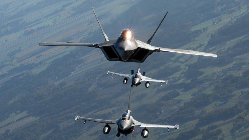 „Jeszcze” amerykański samolot F-22 z „już” polskimi myśliwcami F-16 w czasie operacji Air Shielding 12 października 2022 r.