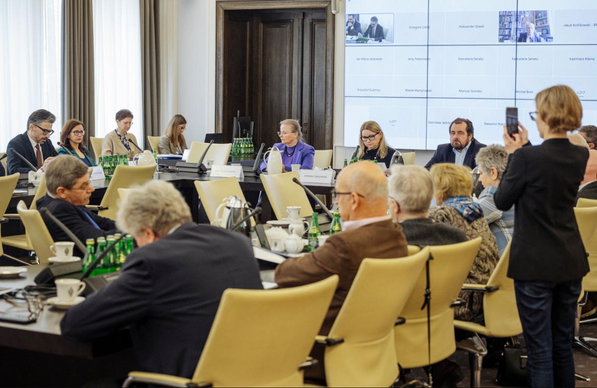 Przeciwdziałanie dezinformacji. Senatorowie trzech komisji przyjęli uchwałę