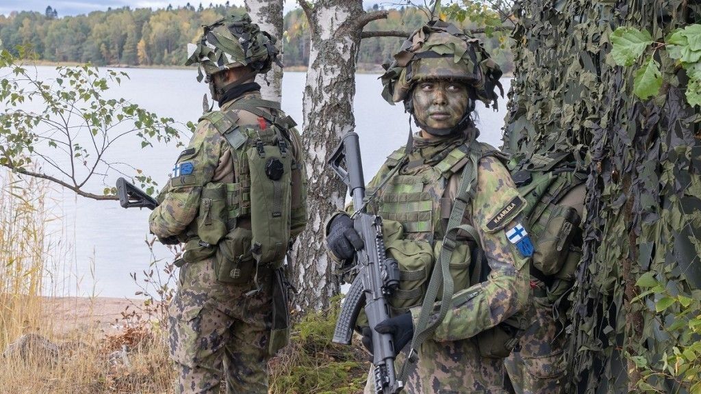 Fińscy żołnierze w trakcie ćwiczeń