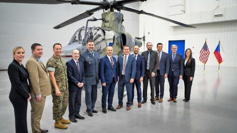 Pierwszy AH-1Z Viper w czeskich barwach. Przed nim przedstawiciele producenta, US Marines oraz sił zbrojnych i ministerstwa obrony Republiki Czeskiej.