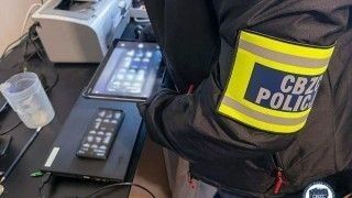 Cyberpolicjant w czasie czynności służbowych