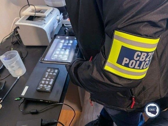 Cyberpolicjant w czasie czynności służbowych