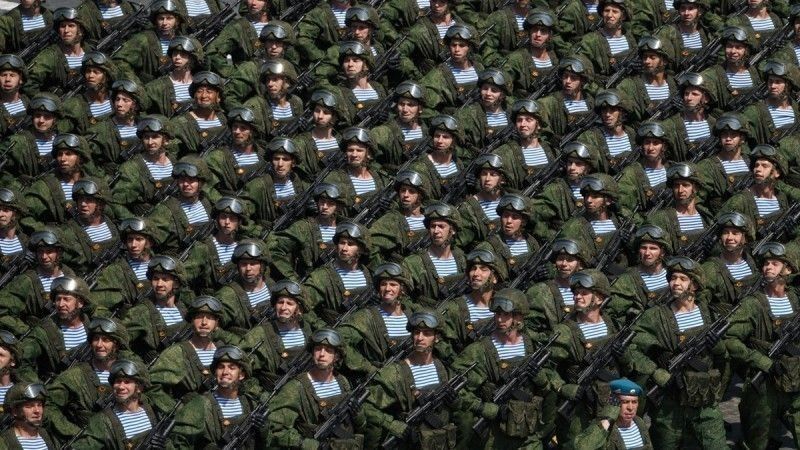 Żołnierze rosyjskich Wojsk Powietrznodesantowych (WDW) na defiladzie wojskowej.