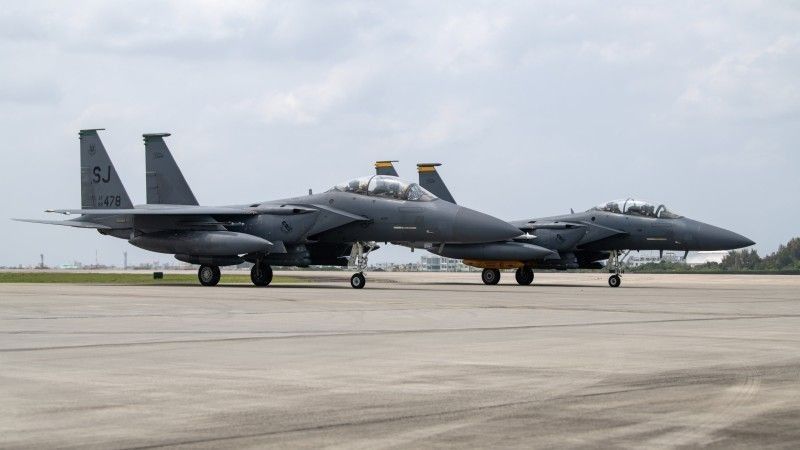 Amerykańskie samoloty F-15E Strike Eagles w bazie Kadena w Japonii