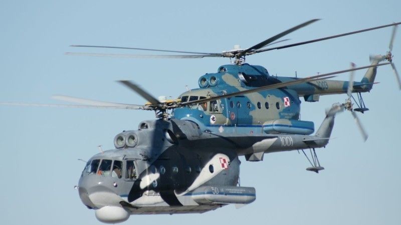 Historyczne zdjęcie sprzętu latającego MW czyli polskie śmigłowce zwalczania okrętów podwodnych Mi-14PŁ z efektownym malowaniu przedstawiającym Orkę.