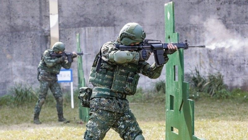 Tajwańscy żołnierze podczas strzelania