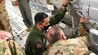 Lotnicza bomba atomowa typu B-61 na pokładzie samolotu transportowego C-17.