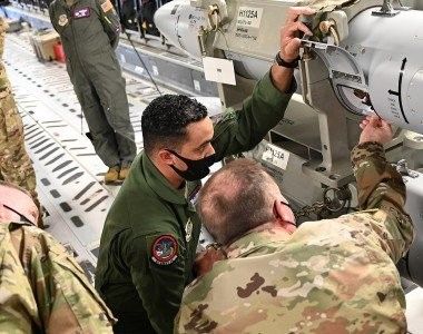 Lotnicza bomba atomowa typu B-61 na pokładzie samolotu transportowego C-17.