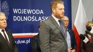 Minister Janusz Cieszyński w czasie konferencji