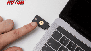 Jeżeli użytkownik trafi na fałszywą stronę internetową, klucz bezpieczeństwa automatycznie to wykryje i uniemożliwi podanie danych dostępowych.