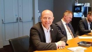 Patrick Fragman podczas spotkania z mediami w Warszawie w środę 26.04.20223 r.