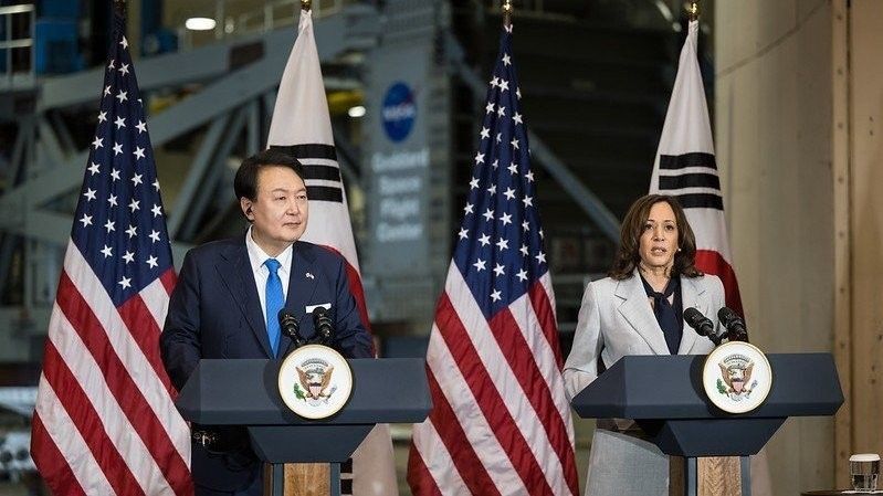 Prezydent Korei Południowej Yoon Suk-yeol oraz wiceprezydent Stanów Zjednoczonych Kamala Harris