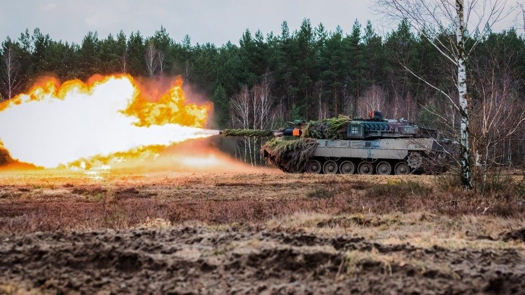 Leopard 2 w czasie strzelania