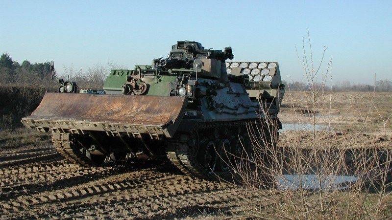 Wóz inżynieryjny AMX-30EBG z systemem rozminowywania VULCAIN.