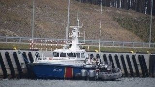 Jednostka interwencyjno-pościgowa Strażnik 5 (SG-215) Kaszubskiego Dywizjonu Straży Granicznej zacumowana na terenie portu Nowy Świat.