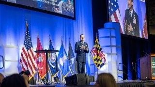 Lt. Gen. Robert J. Skinner w czasie swojego przemówienia na temat generatywnej sztucznej inteligencji