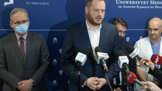 Minister cyfryzacji Janusz Cieszyński w czasie konferencji