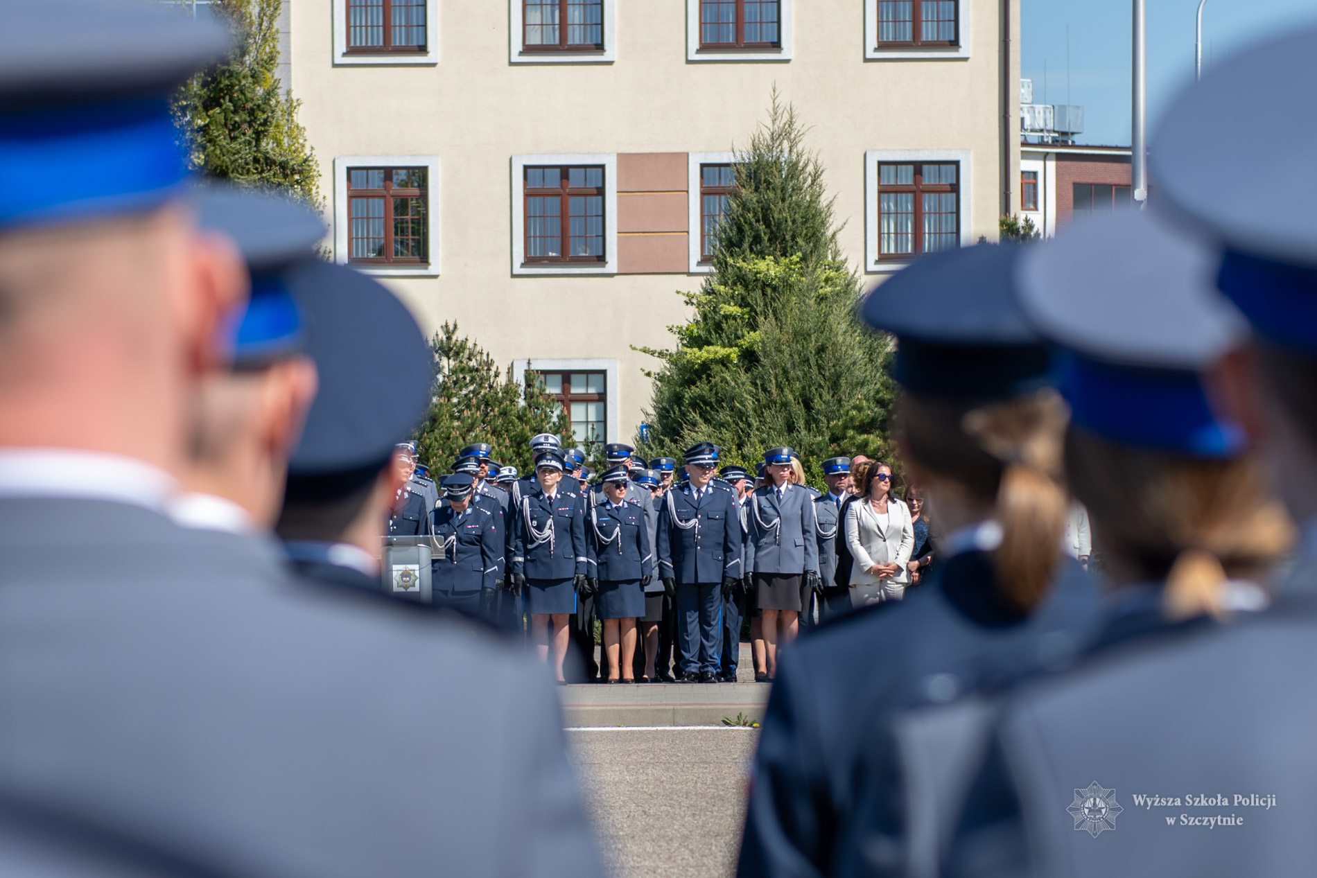 Pierwsi policjanci kończą pomaturalną oficerkę