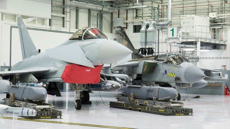 Samoloty Eurofighter i Tornado, wraz z uzbrojeniem, w tym pociskami Storm Shadow.