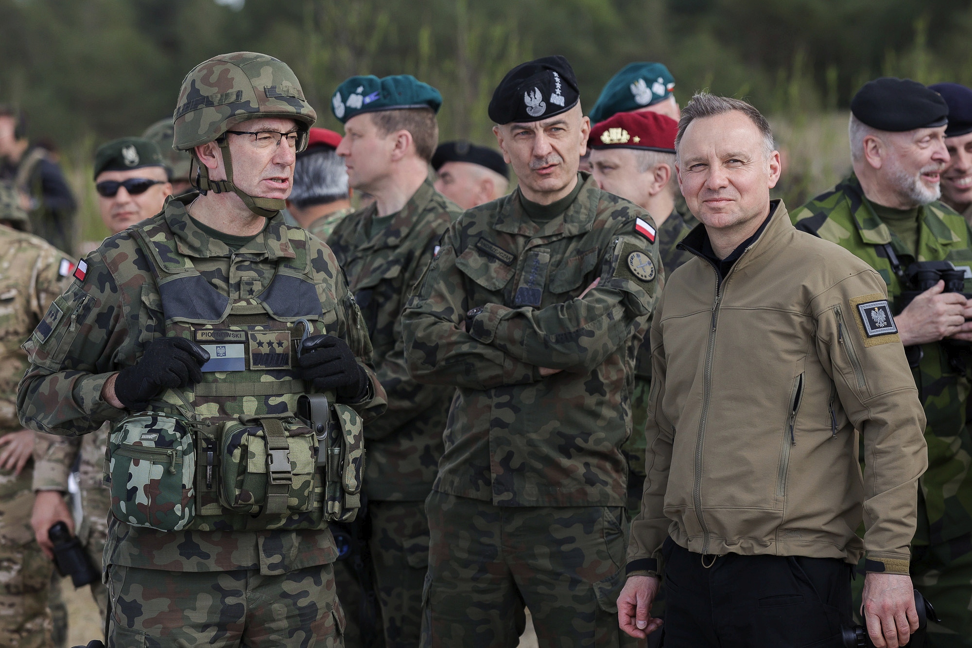 Poniedziałkowy przegląd mediów; Prezydent po stronie armii; Ukraina atakuje w rejonie Bachmutu