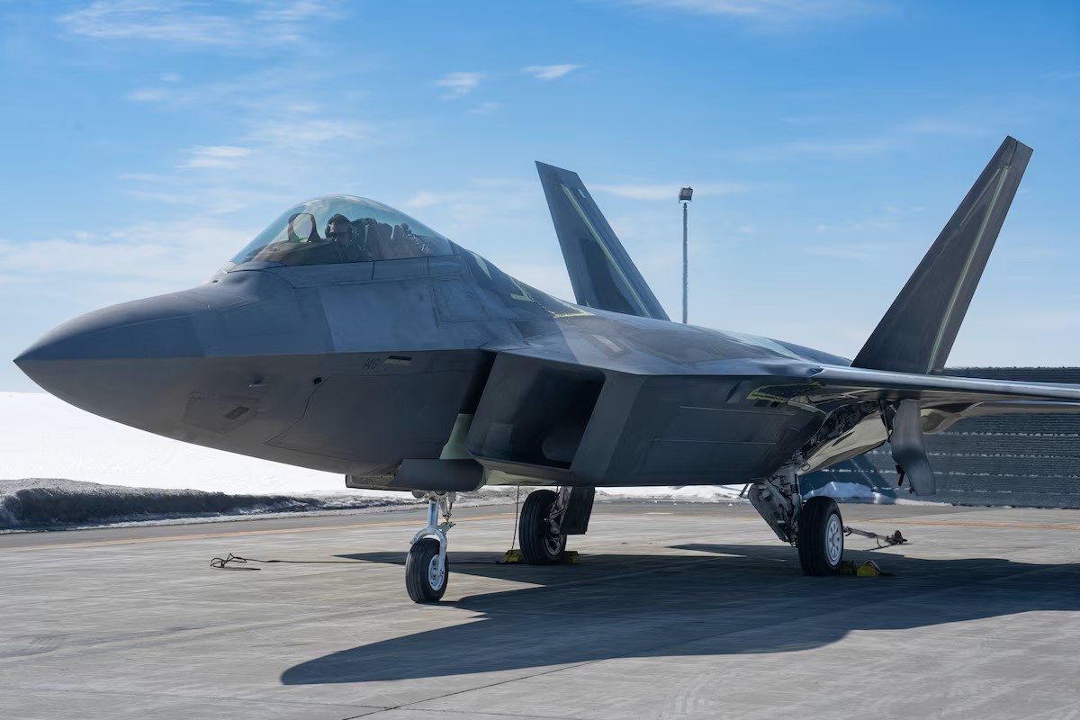 Uszkodzony F-22 Raptor wraca do służby