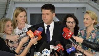 Ryszard Petru z ówczesnymi posłankami Nowoczesnej w Sejmie w 2015 r.