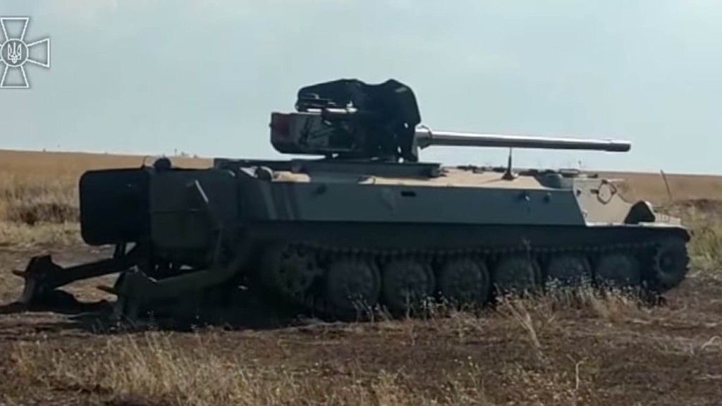 MT-LB z umieszczoną na stropie kadłuba armatą przeciwpancerną T-12 był pierwszą tego typu konstrukcją powstałą w ukraińskiej armii od początku rosyjskiej inwazji.