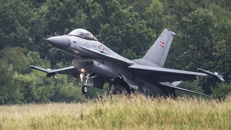 Duńskie F-16 (na zdjęciu) są podobne do maszyn, jakie wprowadzane są w Rumunii.