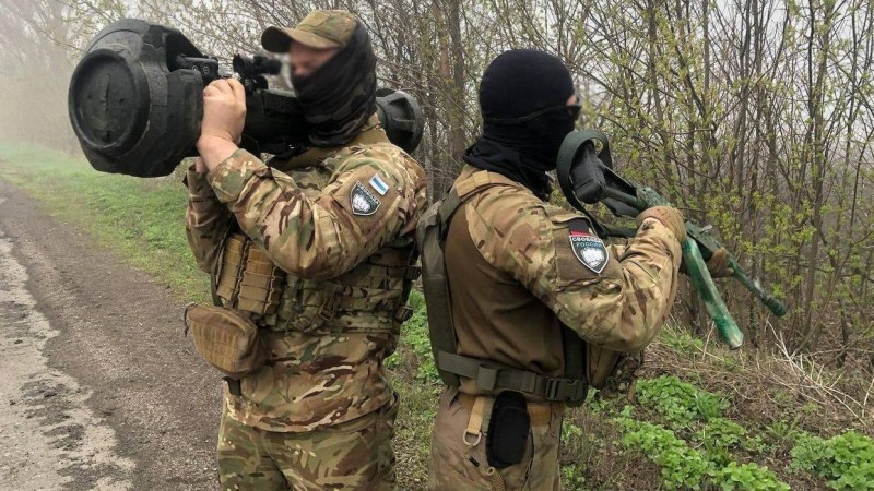 Żołnierze Legionu "Wolność Rosji” z NLAW i AK-74.