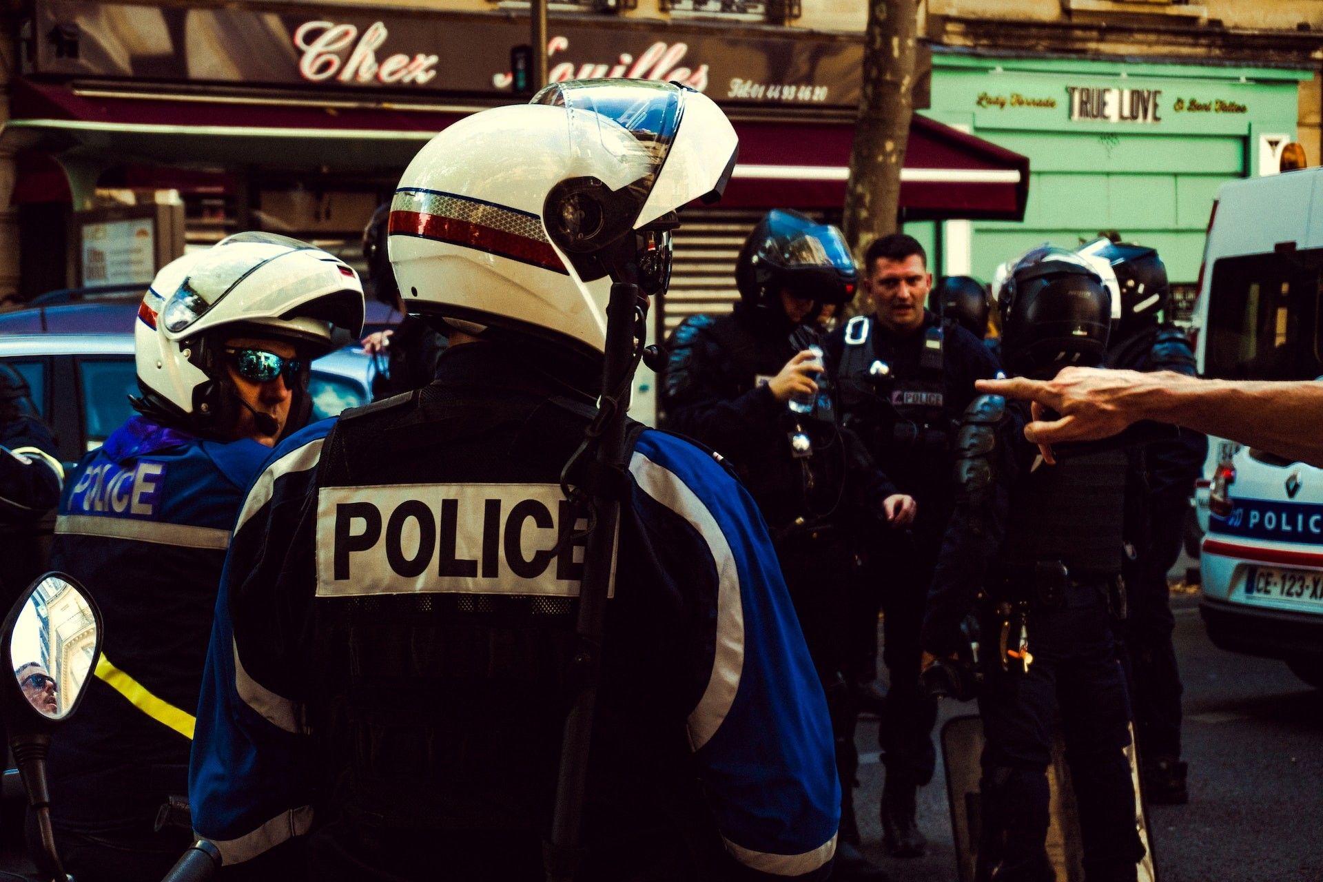 Émeutes en France.  La police a utilisé du gaz contre des militants pour le climat