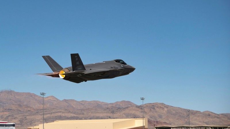F-35A Lightning II startuje do ostatniego lotu certyfikującego ten typ samolotu do przenoszenia bomb B61-12.