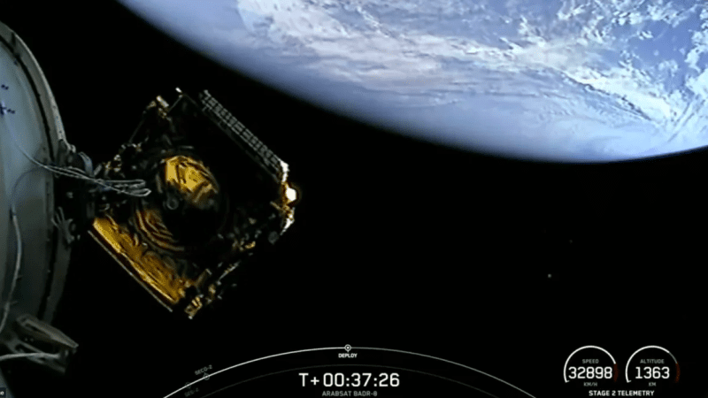 Moment oddzielenia się ładunku w postaci satelity Arabsat 7B od Falcona 9