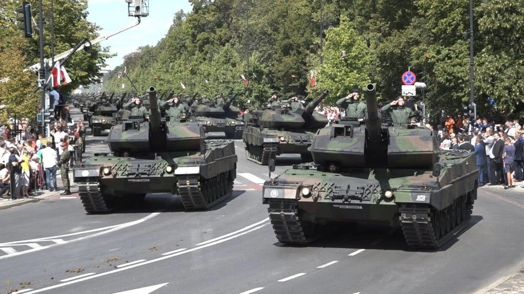 Poniedziałkowy przegląd mediów; Ile zapłacimy za wielką armię?; "Zachód nie zostawił Białorusi innego wyboru"
