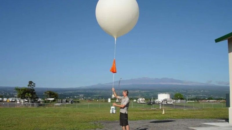 Wypuszczenie balonu meteo z podwieszoną radiosondą