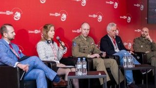 Uczestnicy panelu pt. "Rola systemów autonomicznych i sztucznej inteligencji w rozwoju zdolności wojsk do prowadzenia działań" podczas Defence24 DAY.