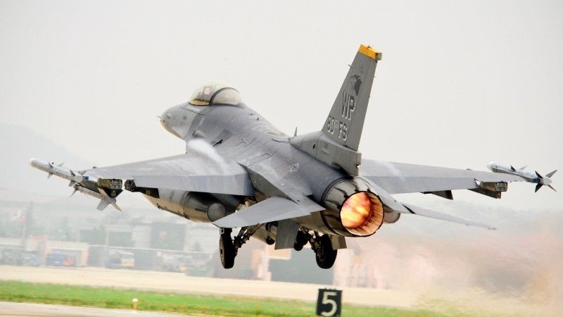 Start amerykańskiego myśliwca F-16C Falcon