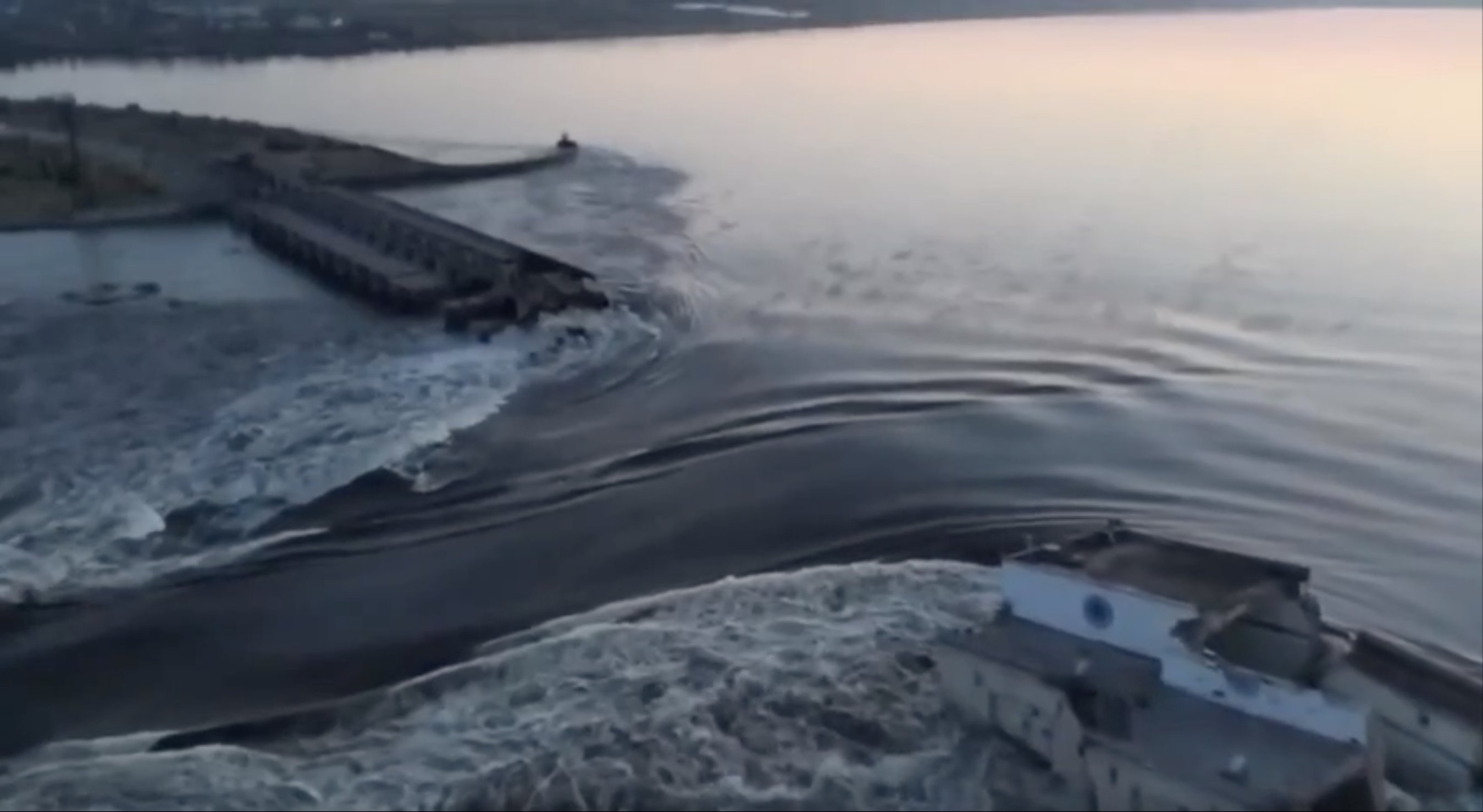 Tama Nowa Kachowka wysadzona. Trwa ewakuacja ludności