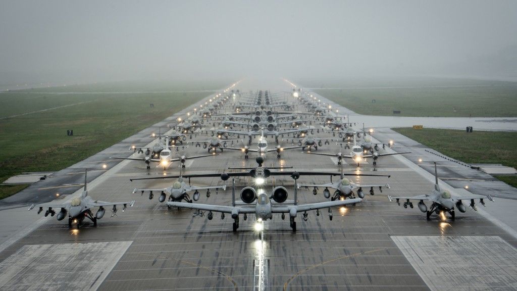 „Mammoth Walk” (marsz mamutów) w bazie lotniczej Osan w Republice Korei
