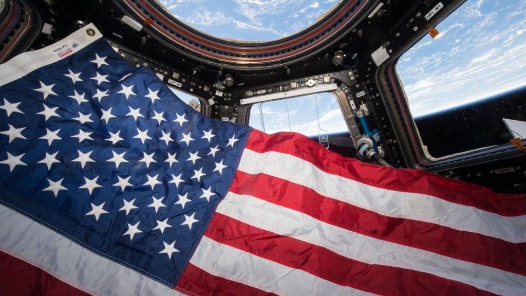 Flaga USA na pokładzie Międzynarodowej Stacji Kosmicznej (ISS).