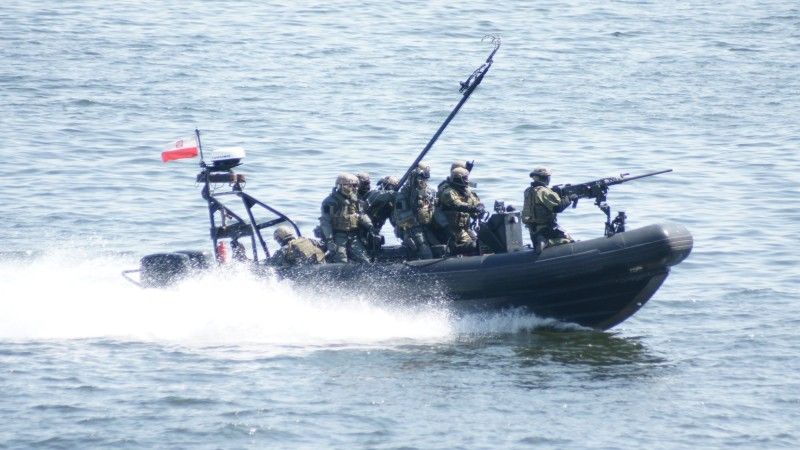 Żołnierze Wojsk Specjalnych na łodzi hybrydowej przygotowani do abordażu.