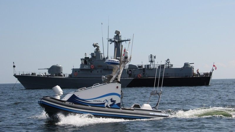 Konstrukcja polskiego drona nawodnego Edredon została oparta o sztywny kadłub łodzi hybrydowej o długości 5,7m