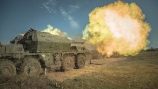 Strzelanie armatohaubicą wz. 77 DANA na poligonie.