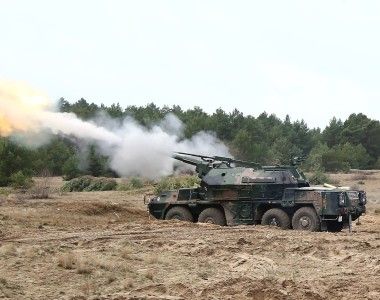 Strzelanie ahs wz. 77 DANA na poligonie w Toruniu.