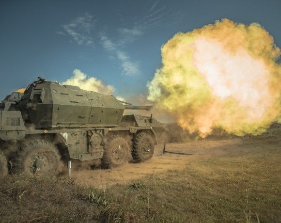 Strzelanie armatohaubicą wz. 77 DANA na poligonie.