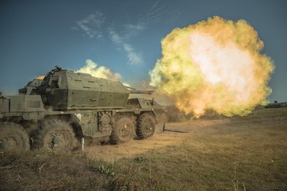 Strzelanie armatohaubicą wz. 77 DANA na poligonie.