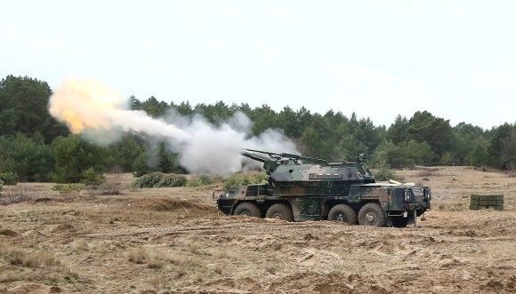 Strzelanie ahs wz. 77 DANA na poligonie w Toruniu.
