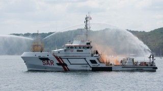 Efektowny epizod ćwiczeń czyli Kapitan Poinc idzie z pomocą płonącej jednostce Sztorm.